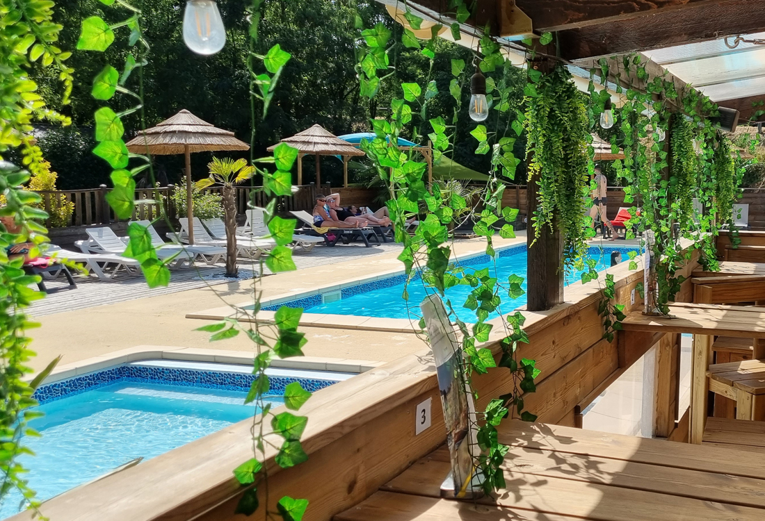 Snack-Bar avec vue sur la piscine